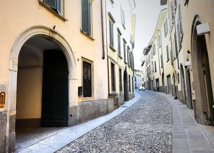 Joyful Apartment In A Building From The 1700S
