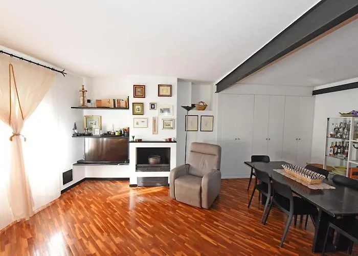 Joyful Apartment In A Building From The 1700S