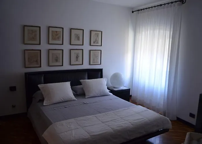 Joyful Apartment In A Building From The 1700S